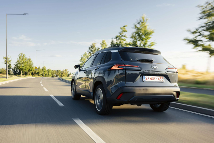 В кроссовере Corolla Cross салон стал тише, дизайн ярче, а «гибридных сил» больше