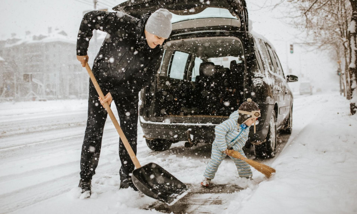 7 правил от МЧС, как быстро откопать машину из-под снега — первое из них жизненно важное