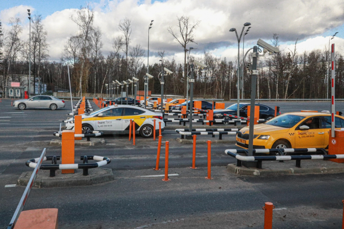 Аэропорт "Толмачёво" проиграл суд о парковке и должен изменить тарифы