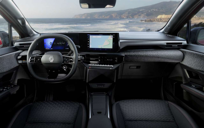 Популярный французский хэтчбек стал гибридом, сохранив умеренную цену