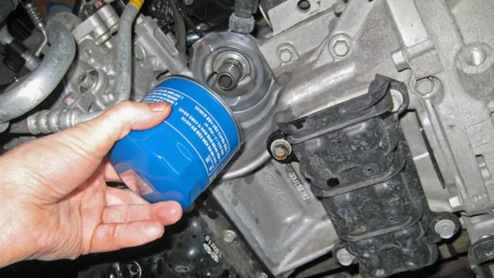 Почему категорически нельзя заливать моторное масло в масляный фильтр