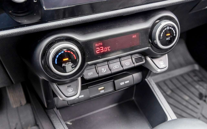 Выбираем недорогой универсальный автомобиль: сравнили две Лады и Солярис