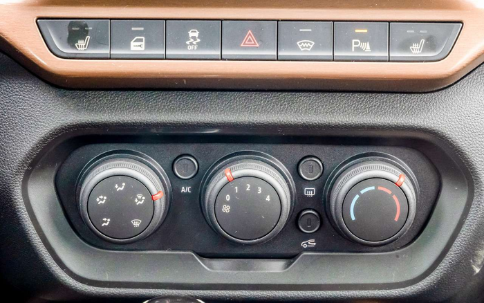 Выбираем недорогой универсальный автомобиль: сравнили две Лады и Солярис