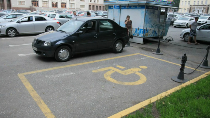 ГАИ разъяснила правила парковки на местах для инвалидов без знаков