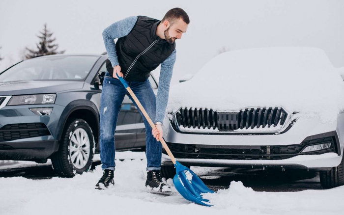 Этот мощный снегоуборщик поможет быстро и легко почистить снег
