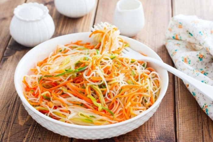 15 салатов с фунчозой и овощами, которые готовятся на скорую руку