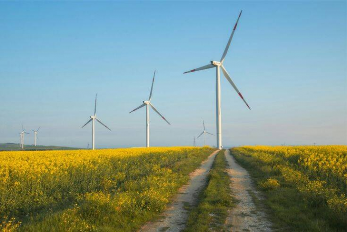 Почему лопасти ветрогенераторов вращаются так медленно