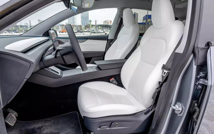 Круглый руль и сливная пробка в багажнике: чем удивил самый популярный электромобиль в мире