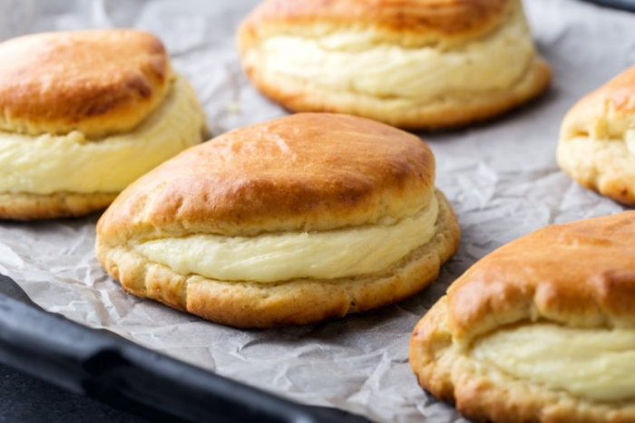 Иногда так хочется чего-то домашнего, как у бабушки или хотя бы как в школьной столовой – и вот тут сочники подходят просто идеально