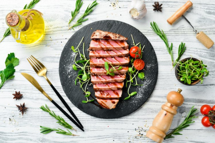 Если хочешь приготовить что-то эффектное, но легкое, тогда стейки из тунца в аэрогриле – отличный вариант