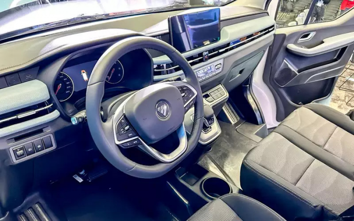 Несущий кузов, дизель, автомат: чем удивил развозной «китаец» за 3 миллиона