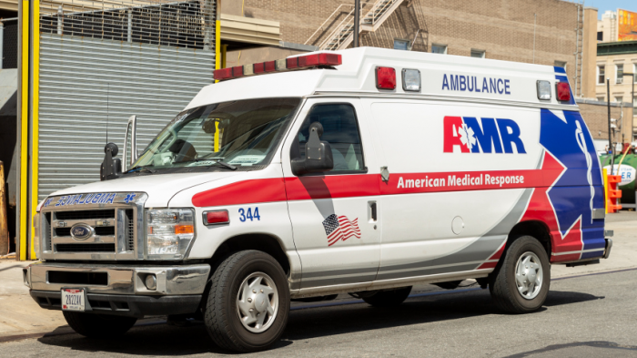 Голый дрифт: обнаженный мужчина угнал машину скорой помощи с пациентом внутри