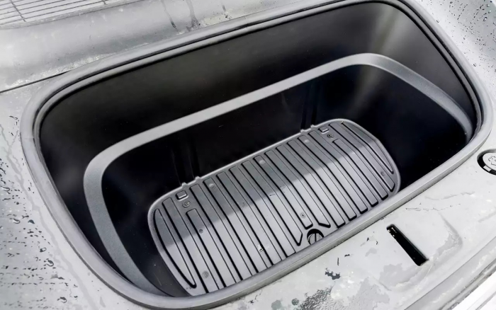 Круглый руль и сливная пробка в багажнике: чем удивил самый популярный электромобиль в мире