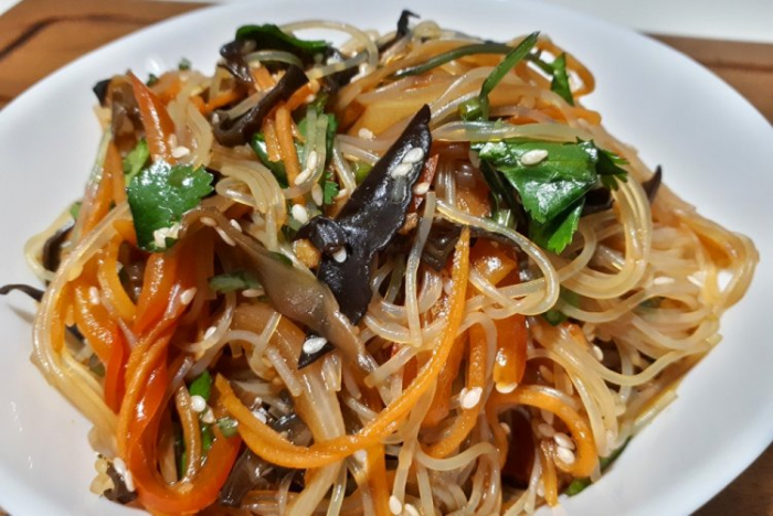 15 салатов с фунчозой и овощами, которые готовятся на скорую руку