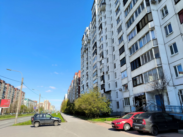 Сколько парковочных мест положено многоквартирному дому? Эксперт разъяснил, как это выяснить