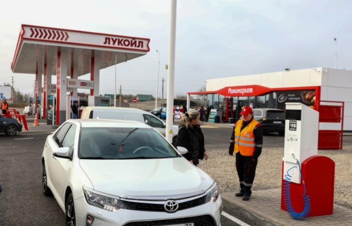 ЛУКОЙЛ заправляет счастьем!