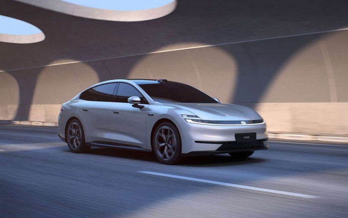 Новейший современный седан неожиданно появился в автосалонах РФ: сколько стоит?