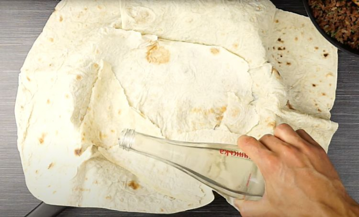 Гости на пороге, а пирога нет. Превращаем за секунды лаваш в полноценную выпечку с мясом