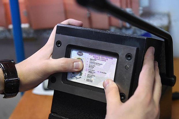 Сколько нужно учиться на водительские права в 2026 году? Количество часов для каждой категории, как сократить срок