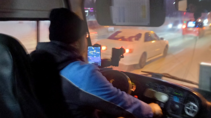 В Барнауле водитель маршрутки наорал на женщину, схватил сумочку и сказал "звонить Путину"