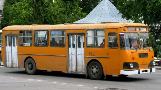 Почему в ЛиАЗ-677 стучали бутылки и наклонялся кузов: как самый массовый автобус в СССР стали называть луноходом