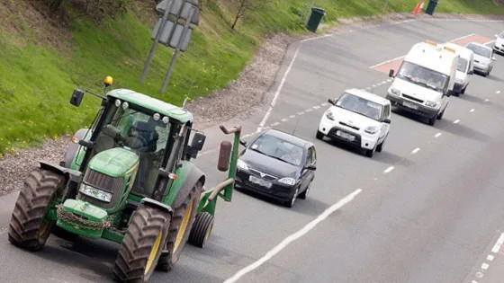 Как правильно обогнать трактор через сплошную, чтобы не нарушить ПДД