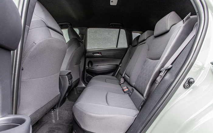 В кроссовере Corolla Cross салон стал тише, дизайн ярче, а «гибридных сил» больше