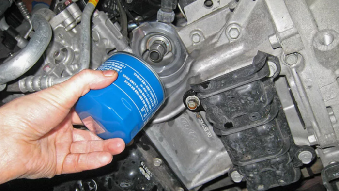 Почему категорически нельзя заливать моторное масло в масляный фильтр