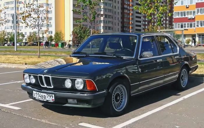 Первая BMW 7-й серии 1980-х годов — все странности седана
