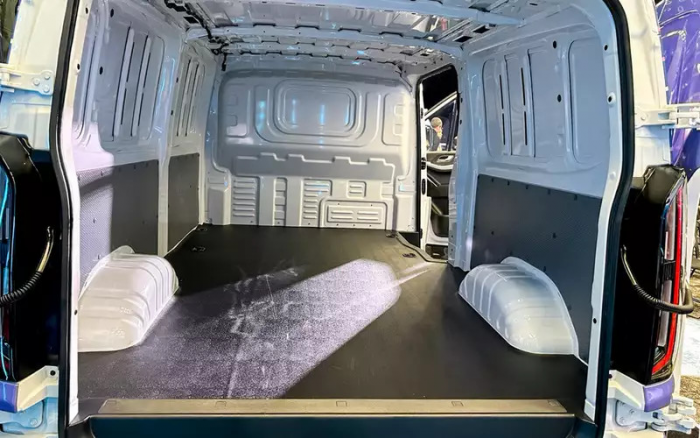 Несущий кузов, дизель, автомат: чем удивил развозной «китаец» за 3 миллиона