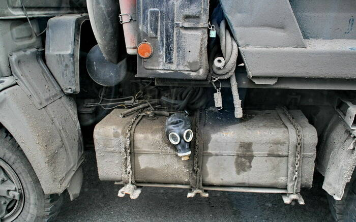 Для чего водители в прошлом использовали противогаз на бензобаке грузовика