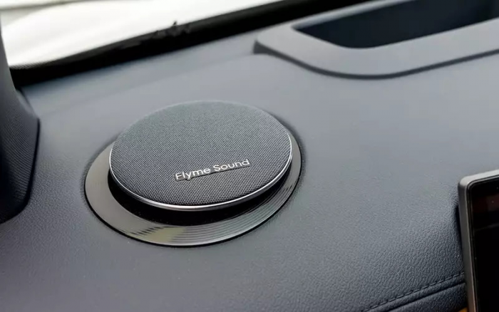 Передний привод, атмосферник и электромотор: испытали новый Geely