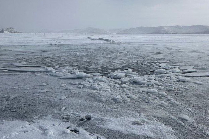Губернатор Кобзев: из провалившегося под лед УАЗа на Байкале спасся один человек