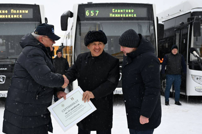 Минниханов официально передал Нижнекамску 15 новых автобусов большой вместимости