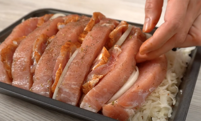 Добавляем запеченному мясу сок. Используем сало, чтобы оно пропитало куски