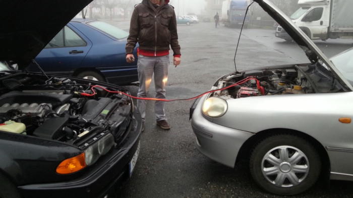 Почему опасно прикуривать чужой автомобиль