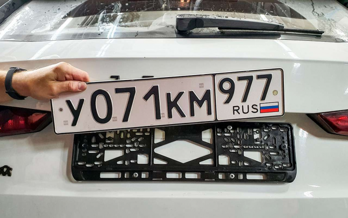 Как закрепить номерной знак на китайском автомобиле и не получить штраф?