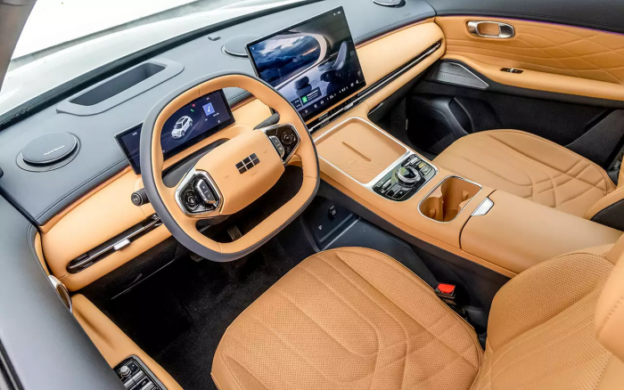 Передний привод, атмосферник и электромотор: испытали новый Geely