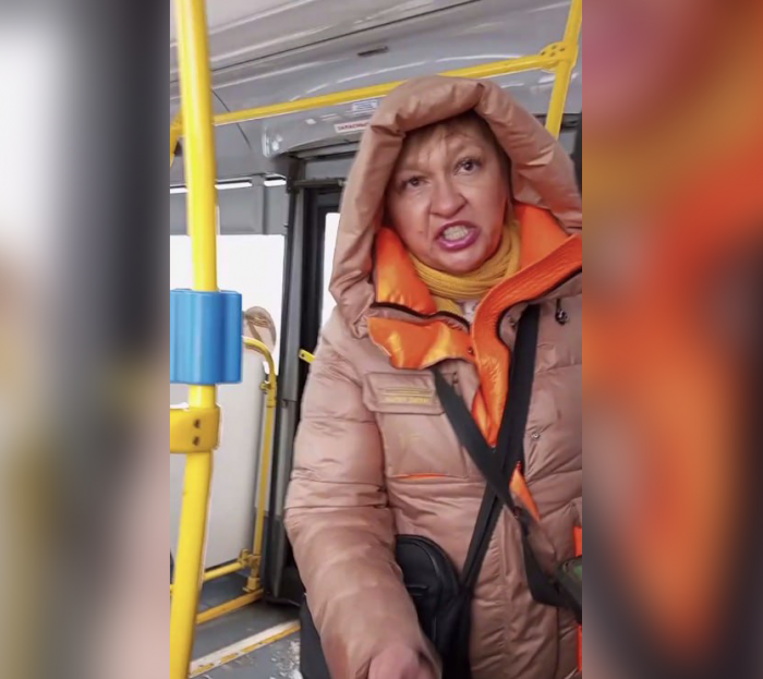 Прокуратура изучит инцидент с кондуктором автобуса, пинавшей по полу вещи пассажира