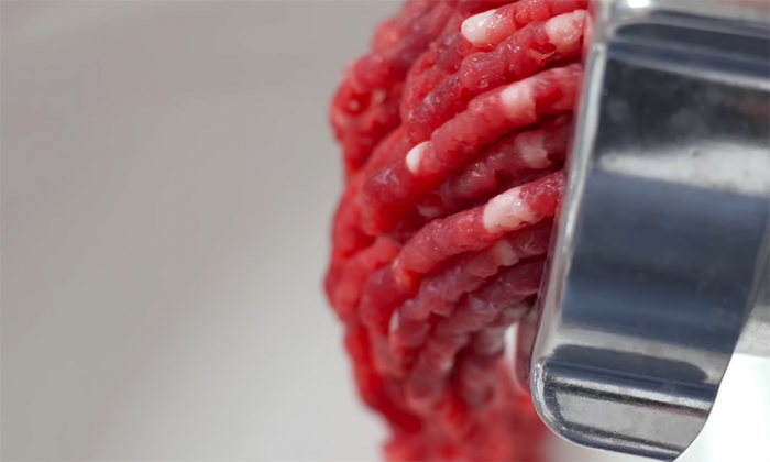 Гениальное мясо на Новый год: рецепт без затрат и почти без хлопот