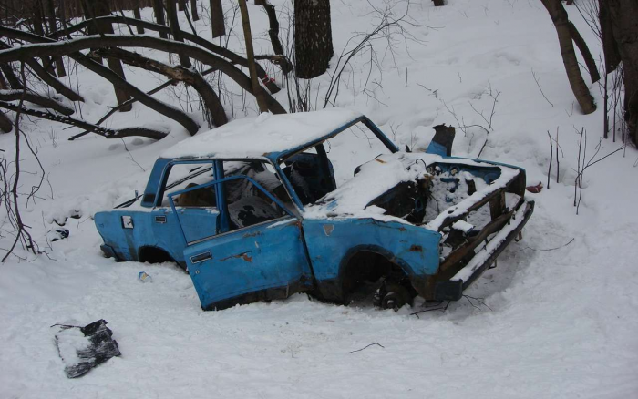 Как быть с брошенным во дворе автомобилем