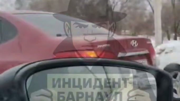 В Барнауле нелегальный таксист перекрыл дорогу после спора из-за пассажира