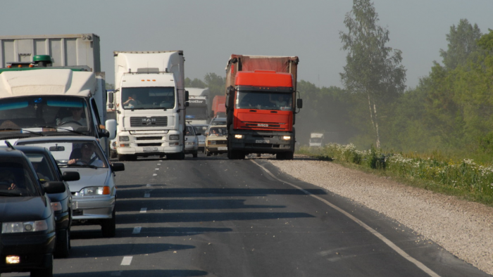 Почему фуры едут впритык друг за другом, идут на опасные обгоны, и чем они опасны для легковушек