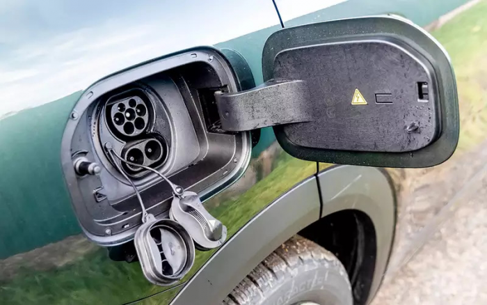 Передний привод, атмосферник и электромотор: испытали новый Geely