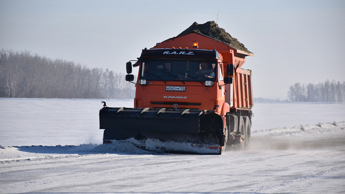 "Сработали слаженно и оперативно". Как дорожники Алтайского края готовы к зиме