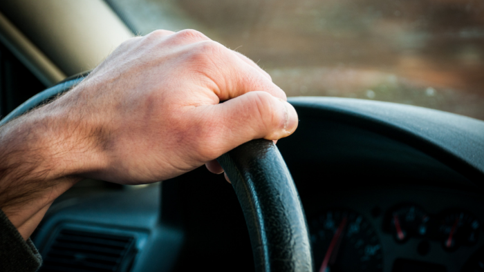 Что будет, если рулить одной рукой и чем опасен такой стиль вождения