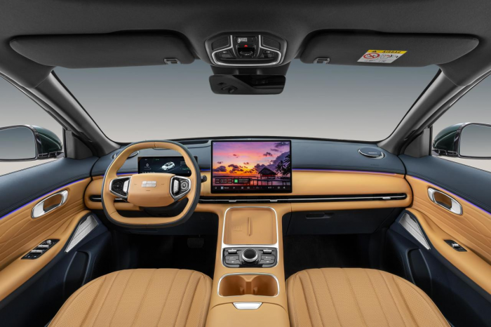 Новый гибридный кроссовер Geely EX5 EM-i: в чем особенность автомобиля