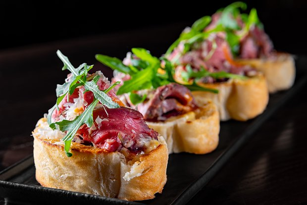 Брускетты на Новый год: 9 лучших рецептов праздничной закуски