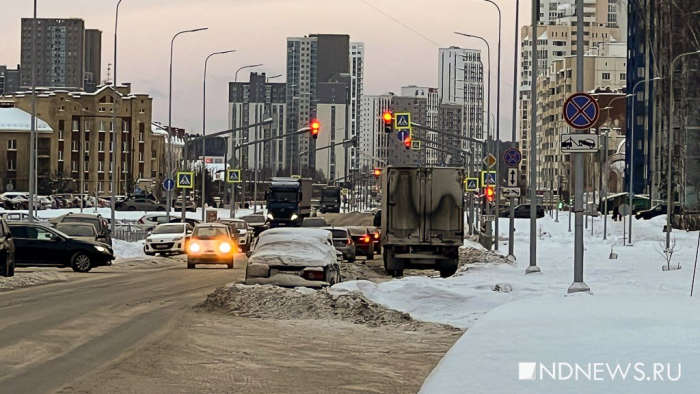 Колея и автомобилисты-эгоисты: снегопад в Екатеринбурге нарушил работу служб