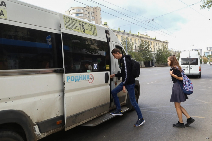 "Ты русский знаешь?": в Челябинске брюнет закрыл детей в маршрутке